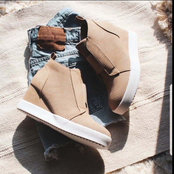 🚨//Summer Essentials// Taupe Wedge Sneaker - Picture 8 of 8